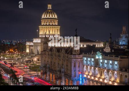 Una vista notturna attraverso Central Park, l'Avana, Cuba, che mostra il mix di architettura, tra cui il Grand Theatre e il Campidoglio Foto Stock