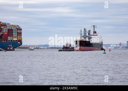 Dundalk, Stati Uniti d'America. 25 aprile 2024. Dundalk, Stati Uniti d'America. 25 aprile 2024. La nave cargo M/V Balsa 94 battente bandiera di Panama diventa la prima nave commerciale a partire attraverso un canale temporaneo dopo il naufragio del Key Bridge quando il porto di Baltimora fu riaperto il 25 aprile 2024, vicino a Dundalk, Maryland. Il ponte è stato colpito dalla nave container MV Dali da 984 piedi il 26 marzo e crollò uccidendo sei lavoratori. Crediti: Christopher Rosario/U.S. Army/Alamy Live News Foto Stock