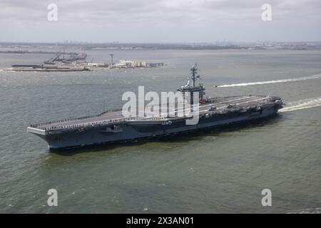 Norfork, Stati Uniti. 25 aprile 2024. La portaerei classe Nimitz della US Navy USS George Washington parte dalla Naval Station Norfork, 25 aprile 2024 a Norfolk, Virginia, USA. Il Washington è dispiegato in Sud America come parte del Southern Seas 2024. Crediti: MC3 Maxwell Orlosky/Planetpix/Alamy Live News crediti: Planetpix/Alamy Live News Foto Stock