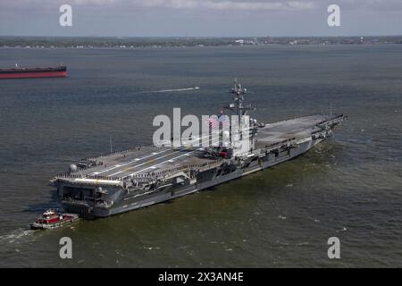 Norfork, Stati Uniti. 25 aprile 2024. La portaerei classe Nimitz della US Navy USS George Washington parte dalla Naval Station Norfork, 25 aprile 2024 a Norfolk, Virginia, USA. Il Washington è dispiegato in Sud America come parte del Southern Seas 2024. Crediti: MC3 Maxwell Orlosky/Planetpix/Alamy Live News crediti: Planetpix/Alamy Live News Foto Stock