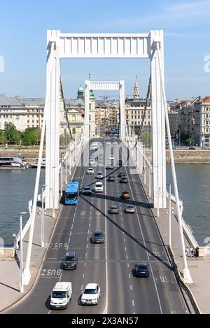 Traffico sul Ponte Elisabetta che attraversa il Danubio a Budapest Foto Stock