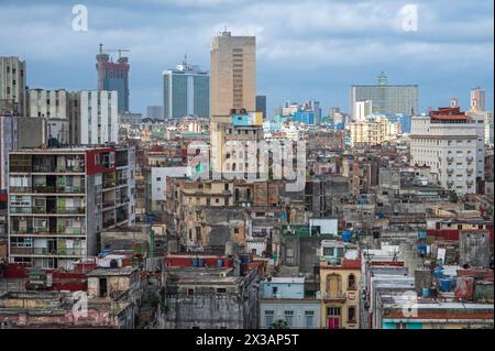 La vista sui tetti del centro di l'Avana, Cuba, mostra la città vecchia con alberghi moderni ecc. in lontananza Foto Stock