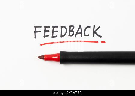 Feedback sulla scrittura a mano con pennarello nero e rosso su carta bianca Foto Stock