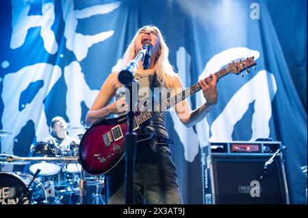 Manchester, Regno Unito. 25 aprile 2024. Le sorelle messicane, Daniela Villarreal Vélez, Paulina Villarreal Vélez e Alejandra Villarreal Vélez della band The Warning si esibiscono alla Manchester Academy 2 nel loro tour dell'album "Keep me Fed". 2024-04-25 . Credito: Gary Mather/Alamy Live News Foto Stock