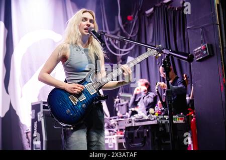 Manchester, Regno Unito. 25 aprile 2024. Le sorelle messicane, Daniela Villarreal Vélez, Paulina Villarreal Vélez e Alejandra Villarreal Vélez della band The Warning si esibiscono alla Manchester Academy 2 nel loro tour dell'album "Keep me Fed". 2024-04-25 . Credito: Gary Mather/Alamy Live News Foto Stock