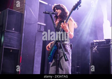 Manchester, Regno Unito. 25 aprile 2024. Le sorelle messicane, Daniela Villarreal Vélez, Paulina Villarreal Vélez e Alejandra Villarreal Vélez della band The Warning si esibiscono alla Manchester Academy 2 nel loro tour dell'album "Keep me Fed". 2024-04-25 . Credito: Gary Mather/Alamy Live News Foto Stock