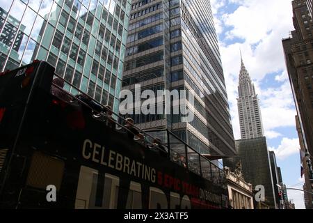 New York, Stati Uniti. 24 aprile 2024. NY, NY: La vita turistica germoglia nel centro di Manhattan. Scattata il 24 aprile 2024 a New York, New York. (Foto di Erica Price/Sipa USA) credito: SIPA USA/Alamy Live News Foto Stock