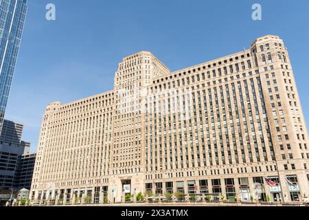 Chicago, Illinois, USA - 22 aprile 2024 - lo storico e suggestivo Merchandise Mart lungo il fiume Chicago. Foto Stock