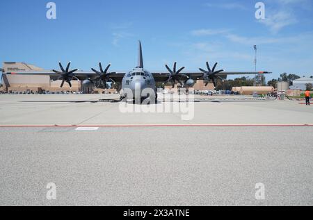 L'equipaggio di terra del MAFFS (Modular Airborne Fire Fighting System) del Dipartimento dell'Agricoltura degli Stati Uniti prepara un aereo C-130H Hercules assegnato al 302nd Airlift Wing, per il volo durante l'addestramento annuale di ricertificazione MAFFS presso la Channel Islands Air National Guard Station, Port Hueneme, California, il 24 aprile 2024. L'equipaggio dell'Air National Guard della California Air National Guard, del 146th Airlift Wing e del 302nd Airlift Wing della U.S. Air Force Reserve, si addestrano insieme per ottenere la certificazione antincendio aerea insieme allo U.S. Forest Service e ad altre attività di prevenzione degli incendi Foto Stock