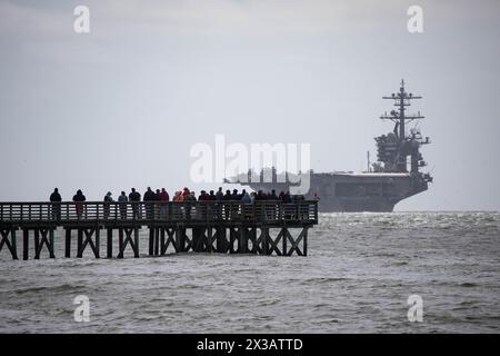 HAMPTON, Virginia (25 aprile 2024) la portaerei classe Nimitz USS George Washington (CVN 73) parte dalla Naval Station di Norfolk, il 25 aprile 2024, per un dispiegamento nell'area delle operazioni del Southern Command come parte del Southern Seas 2024. Dopo i mari del Sud, George Washington è destinato a sostituire la USS Ronald Reagan (CVN 76) come portaerei delle forze navali schierate in avanti (FDNF) a Yokosuka, in Giappone. (Foto US Navy di Mass Communication Specialist 2nd Class Adonica Munoz) Foto Stock