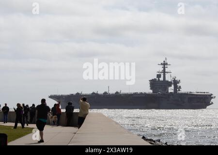 HAMPTON, Virginia (25 aprile 2024) la portaerei classe Nimitz USS George Washington (CVN 73) parte dalla Naval Station di Norfolk, il 25 aprile 2024, per un dispiegamento nell'area delle operazioni del Southern Command come parte del Southern Seas 2024. Dopo i mari del Sud, George Washington è destinato a sostituire la USS Ronald Reagan (CVN 76) come portaerei delle forze navali schierate in avanti (FDNF) a Yokosuka, in Giappone. (Foto US Navy di Mass Communication Specialist 2nd Class Adonica Munoz) Foto Stock