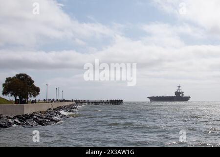 HAMPTON, Virginia (25 aprile 2024) la portaerei classe Nimitz USS George Washington (CVN 73) parte dalla Naval Station di Norfolk, il 25 aprile 2024, per un dispiegamento nell'area delle operazioni del Southern Command come parte del Southern Seas 2024. Dopo i mari del Sud, George Washington è destinato a sostituire la USS Ronald Reagan (CVN 76) come portaerei delle forze navali schierate in avanti (FDNF) a Yokosuka, in Giappone. (Foto US Navy di Mass Communication Specialist 2nd Class Adonica Munoz) Foto Stock