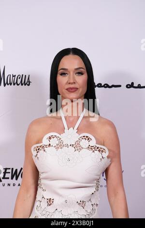 Beverly Hills, California, USA 25 aprile 2025 la cantante Katy Perry partecipa al 35° pranzo annuale di primavera dei colleghi e all'Oscar de la Renta Fashion Show presso il Beverly Wilshire Hotel il 25 aprile 2024 a Beverly Hills, California, USA. Foto di Barry King/Alamy Live News Foto Stock