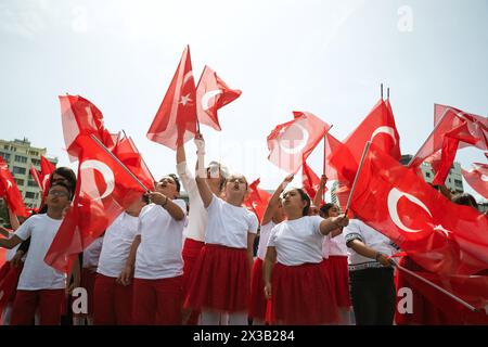 Smirne, Turchia - 23 aprile 2024: Studenti turchi entusiasti sventolano le loro bandiere, abbracciando lo spirito della sovranità nazionale e della giornata dei bambini a Izm Foto Stock