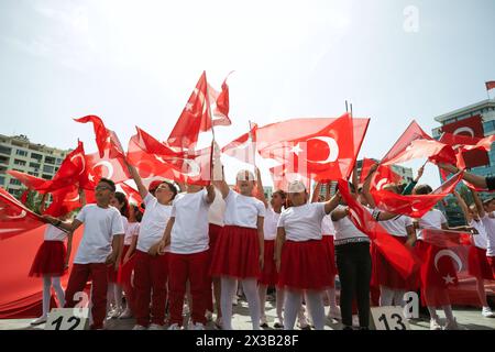Smirne, Turchia - 23 aprile 2024: Studenti turchi entusiasti sventolano le loro bandiere, abbracciando lo spirito della sovranità nazionale e della giornata dei bambini a Izm Foto Stock