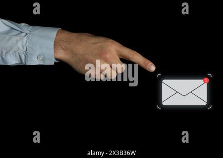 E-mail. Uomo che tocca lo schermo virtuale con la notifica delle lettere in arrivo su sfondo nero, primo piano Foto Stock