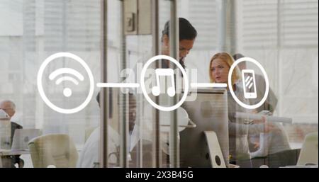 Immagine di un diagramma di flusso di icone su diversi colleghi che discutono e lavorano in ufficio Foto Stock