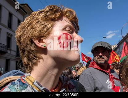 Milano, Italia, Italia. 26 aprile 2024. Più di 100.000 persone sono scese per le strade di Milano il 25 aprile, il 79° anno dalla liberazione del nazifascismo nella città che ha vinto la Medaglia d'Oro alla resistenza. (Credit Image: © Patrizia Cortellessa/Pacific Press via ZUMA Press Wire) SOLO PER USO EDITORIALE! Non per USO commerciale! Foto Stock