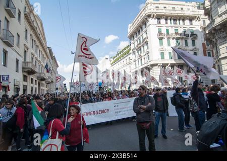 Milano, Italia, Italia. 26 aprile 2024. Più di 100.000 persone sono scese per le strade di Milano il 25 aprile, il 79° anno dalla liberazione del nazifascismo nella città che ha vinto la Medaglia d'Oro alla resistenza. (Credit Image: © Patrizia Cortellessa/Pacific Press via ZUMA Press Wire) SOLO PER USO EDITORIALE! Non per USO commerciale! Foto Stock