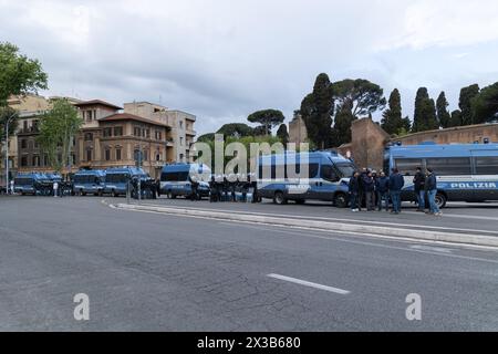 Roma, Italia. 25 aprile 2024. Polizia schierata a porta San Paolo a Roma, in occasione del Liberation Day (foto di Matteo Nardone/Pacific Press) crediti: Pacific Press Media Production Corp./Alamy Live News Foto Stock