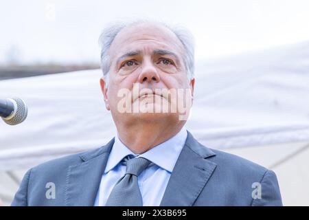 Roma, Italia. 25 aprile 2024. Roberto Salis, il padre di Ilaria Salis, la donna italiana detenuta in carcere in Ungheria, parla dal palco di porta San Paolo a Roma, in occasione della Festa della Liberazione (foto di Matteo Nardone/Pacific Press) crediti: Pacific Press Media Production Corp./Alamy Live News Foto Stock