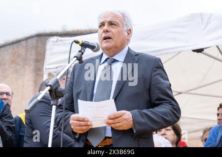 Roma, Italia. 25 aprile 2024. Roberto Salis, il padre di Ilaria Salis, la donna italiana detenuta in carcere in Ungheria, parla dal palco di porta San Paolo a Roma, in occasione della Festa della Liberazione (foto di Matteo Nardone/Pacific Press) crediti: Pacific Press Media Production Corp./Alamy Live News Foto Stock