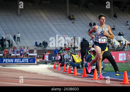 Philadelphia, Stati Uniti. 25 aprile 2024. Gli atleti gareggiano il primo giorno del 128th Penn Relays Carnaval, il più grande incontro di atletica leggera degli Stati Uniti, al Franklin Field di Philadelphia, PA, USA il 25 aprile 2024. (Foto di Bastiaan Slabbers/Sipa USA) credito: SIPA USA/Alamy Live News Foto Stock