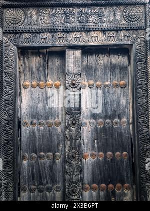 Porta in legno intagliato nel forte jesus mombasa, Kenya Foto Stock