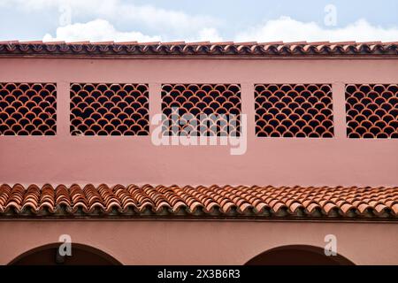 la facciata di un vecchio edificio con finestre e porte. Fort Jesus è una fortificazione portoghese situata a Mombasa, in Kenya. Fu costruito nel 1593 Foto Stock