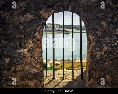 la facciata di un vecchio edificio con finestre e porte. Fort Jesus è una fortificazione portoghese situata a Mombasa, in Kenya. Fu costruito nel 1593 Foto Stock