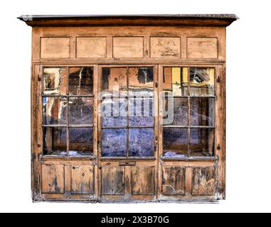 Vecchia porta di legno isolata su sfondo bianco. Vista frontale, primo piano di una grande porta in legno antico con struttura in legno marrone, maniglia e chiodi in metallo Foto Stock