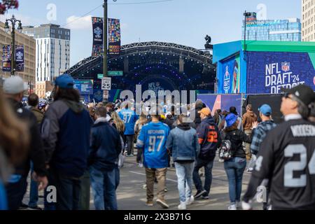 Detroit, Stati Uniti. 25 aprile 2024. I fan si dirigono verso il Draft Theater al Draft NFL 2024 al Campus Martius Park e all'Hart Plaza di Detroit, Michigan, il 25 aprile 2024. Foto di Rena Laverty/UPI credito: UPI/Alamy Live News Foto Stock