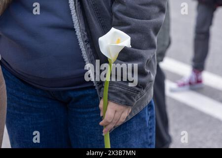 Roma, Italia. 25 aprile 2024. Una ragazza appartenente ai manifestanti pro-palestinesi ha un fiore in mano (foto di Matteo Nardone/Pacific Press/Sipa USA) credito: SIPA USA/Alamy Live News Foto Stock