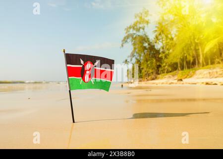 La bandiera del Kenya su una bellissima spiaggia di sabbia bianca e pulita. Il concetto di ricreazione nella Repubblica keniota. Foto Stock