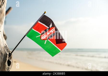 La bandiera del Kenya su una bellissima spiaggia di sabbia bianca e pulita. Il concetto di ricreazione nella Repubblica keniota. Foto Stock