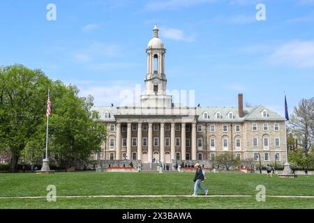 State College, Stati Uniti. 25 aprile 2024. Una vista dell'Old Main che funge da sede amministrativa della Pennsylvania State University. Credito: SOPA Images Limited/Alamy Live News Foto Stock