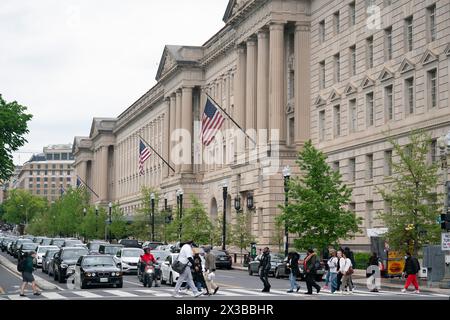 Washington, Stati Uniti. 25 aprile 2024. Il Dipartimento del commercio degli Stati Uniti si trova a Washington, DC, negli Stati Uniti, il 25 aprile 2024. Il tasso di crescita del prodotto interno lordo (PIL) degli Stati Uniti ha rallentato fino a raggiungere un tasso annuo del 1,6% nel primo trimestre di quest'anno, riportato giovedì dal Dipartimento del commercio degli Stati Uniti. Crediti: Liu Jie/Xinhua/Alamy Live News Foto Stock