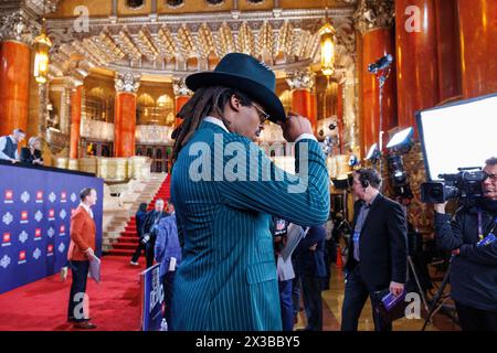 Detroit, Stati Uniti. 25 aprile 2024. CAM Newton al Draft NFL 2024 Red Carpet al Fox Theatre di Detroit, Michigan, il 25 aprile 2024. (Foto di Andrew Roth/Sipa USA) credito: SIPA USA/Alamy Live News Foto Stock