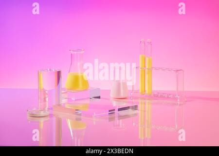 Matracci di Erlenmeyer e provette per analisi di liquido giallo visualizzate su sfondo viola gradiente con cilindro e podi di forma quadrata. composizione astratta Foto Stock