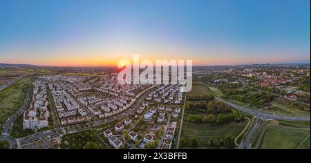 Il sole sorge sui quartieri Riedberg e Niederursel di Francoforte a nord-ovest. (Vista aerea con drone), Riedberg, Francoforte sul meno Foto Stock