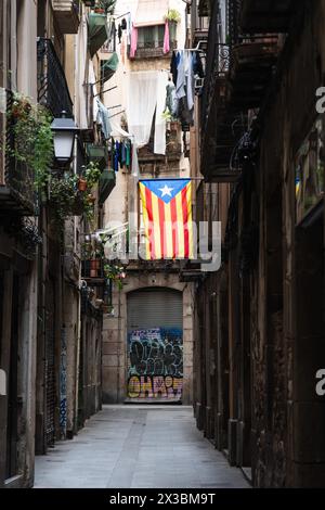 Una bandiera della Estelada dei nazionalisti catalani in un vicolo del centro storico di Barcellona, Spagna Foto Stock