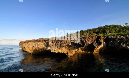 Costa rocciosa dell'isola Malapascua, Visayas centrale, Filippine. Foto Stock