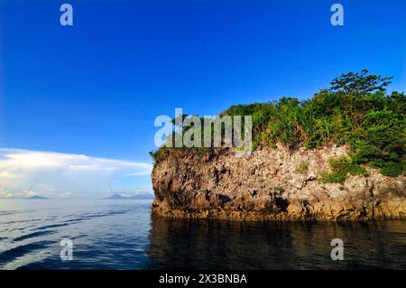 Costa rocciosa dell'isola Malapascua, Visayas centrale, Filippine. Foto Stock