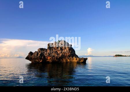 Costa rocciosa dell'isola Malapascua, Visayas centrale, Filippine. Foto Stock