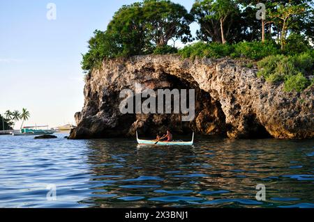 Costa rocciosa dell'isola Malapascua, Visayas centrale, Filippine. Foto Stock