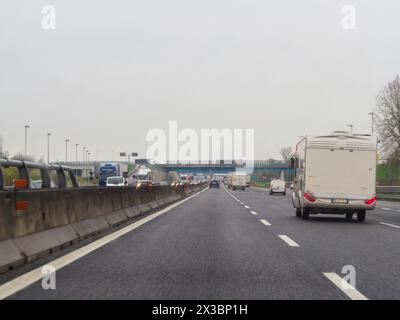 Guida su un'autostrada durante gli spostamenti mattutini nuvolosi, autostrada A1 A8 vicino a Milano, Italia Foto Stock