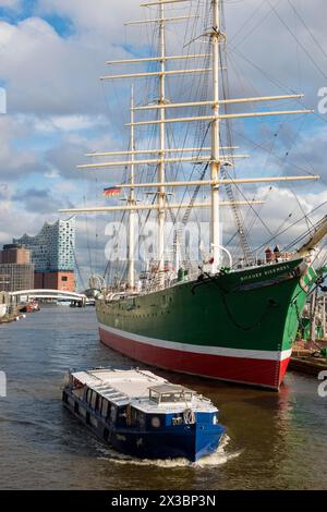 St. Pauli Landungsbruecken con veliero e Elba, sala Filarmonica dell'Elba sullo sfondo, Amburgo, Germania Foto Stock