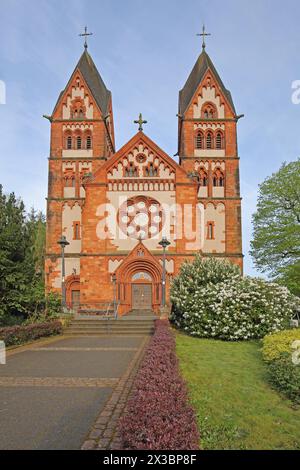 Chiesa neo-romanica di San Lutino con torri gemelle e rosone, Mettlach, Saarland, Germania Foto Stock