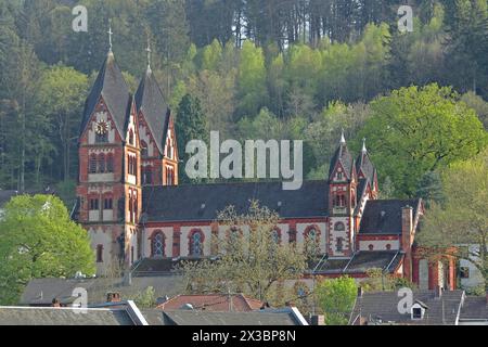 Chiesa neo-romanica di St Lutwinus con torri gemelle, Mettlach, Saarland, Germania Foto Stock