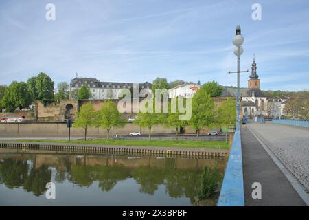 Vecchio ponte sulla Saar con castello, chiesa del castello e fortificazioni storiche della città, mura della città, riflessi, ringhiere, Saarbruecken, Saarland, Germania Foto Stock